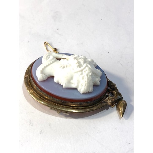 418 - Gold plated cameo agate brooch