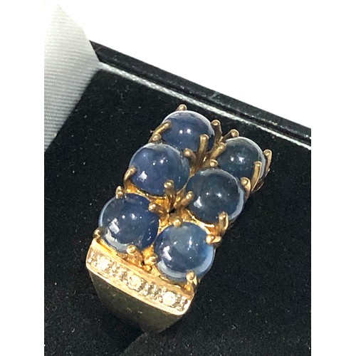 319 - 9ct gold sapphire cocktail ring 9.5g