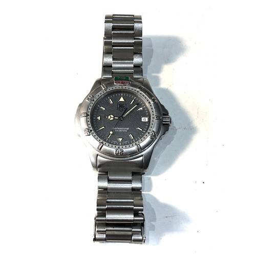 429 - Tag Heuer professional 200m gents quartz divers s/steel wristwatch the watch is ticking but no warra... 