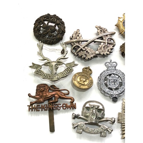 500 - Collection of military and police badges