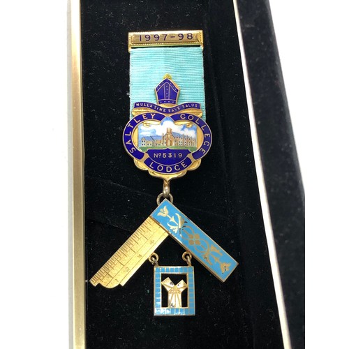 462 - Boxed hallmarked silver and enamel masonic jewel 5319 lodge saltley college