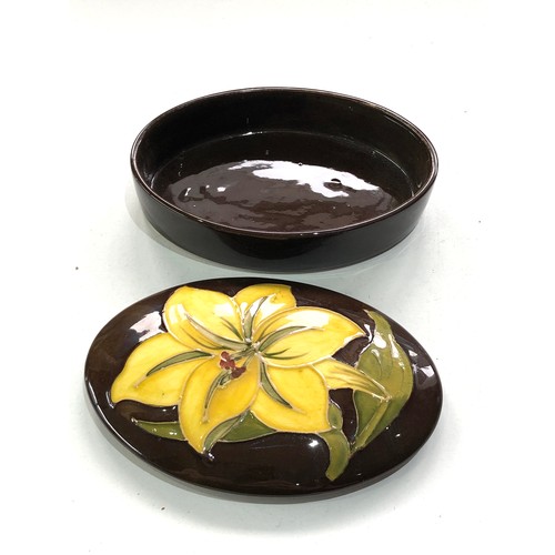 501 - Moorcroft lidded dish good condition