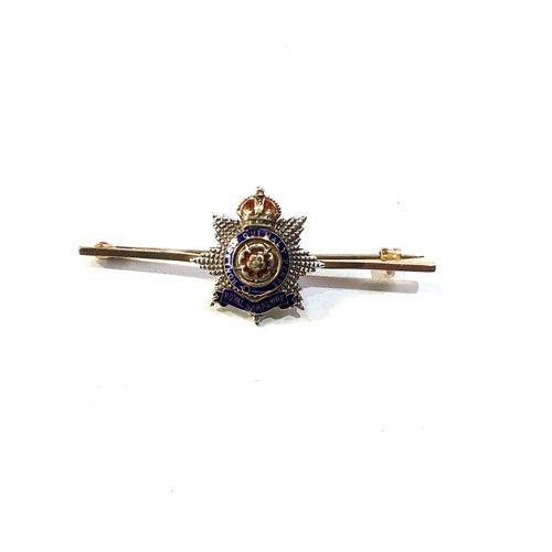 89 - Military 9ct gold and enamel sweetheart brooch royal Hampshire reg measures approx 5cm by 2cm weight... 