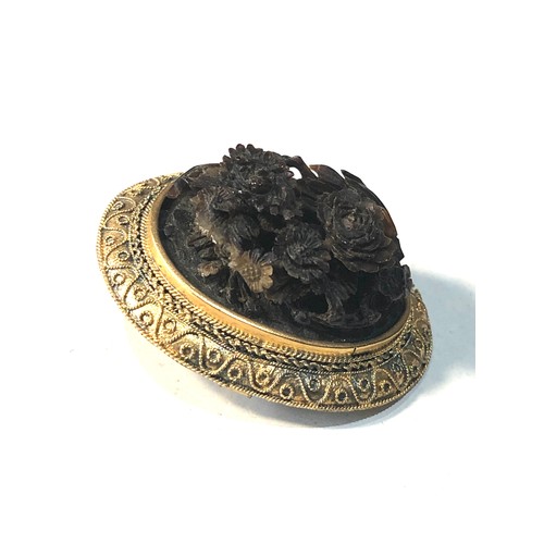 79 - Antique 15ct gold framed carved horn brooch brooch measures approx 3.2 cm by 2.6cm card floral horn ... 