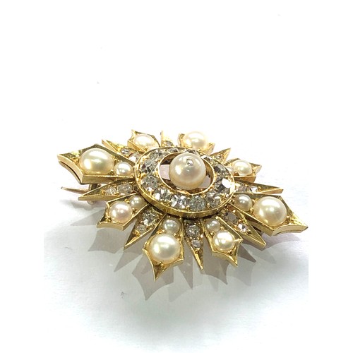 87 - Fine Antique gold diamond and pearl brooch measures approx 3.4cm by 2.7cm central pearl with diamond... 