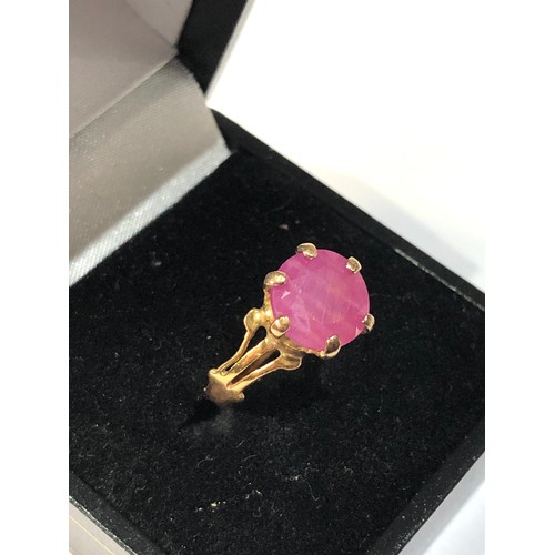 111 - 18ct gold ruby ring central ruby measures approx 8mm dia weight 2.8g