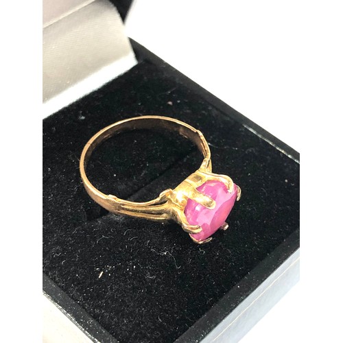 111 - 18ct gold ruby ring central ruby measures approx 8mm dia weight 2.8g