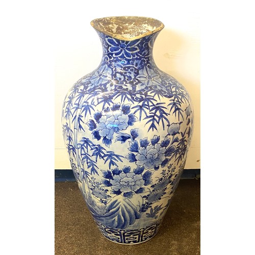 564a - Large blue and white Oriental vase measures approx 23