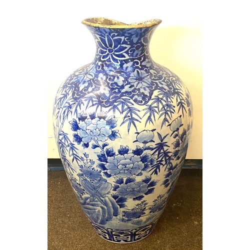 564a - Large blue and white Oriental vase measures approx 23