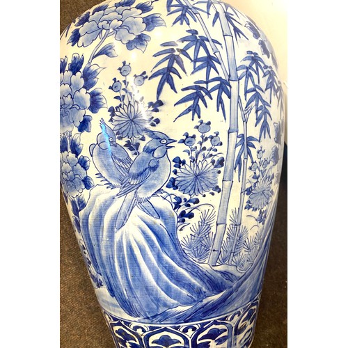 564a - Large blue and white Oriental vase measures approx 23