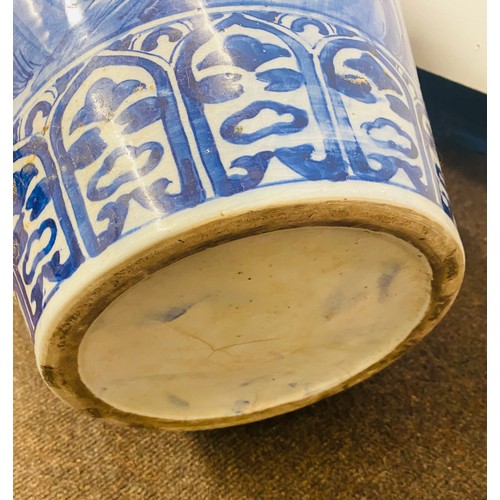 564a - Large blue and white Oriental vase measures approx 23