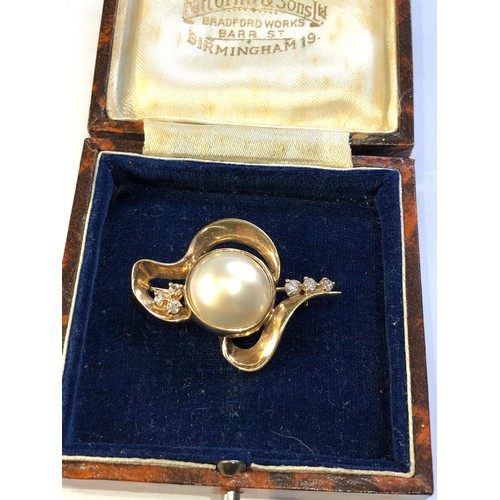 118 - 9ct gold brooch set with central mop stone measures approx 3.5cm by 2.6cm hallmarked 375 weight 6g