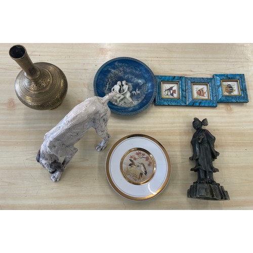 82 - Selection assorted pieces to include brass vase, dog ornament etc, all in good overall condition, ex... 