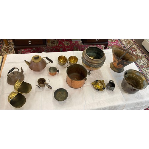 74 - Selection of vintage brass and copper ware to include small kettle and matching teapot and cup