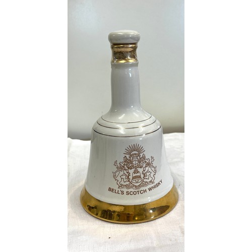 26 - Wade sealed Whiskey bell including contents to commemorate the birth of Prince William of Wales 21st... 