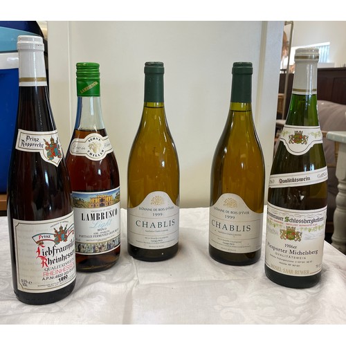 16 - Selection 5 bottles of sealed white wine, to include: Chablis, Lambrusco, etc