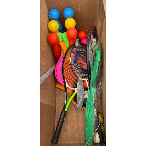 100l - Selection of garden games, bats etc