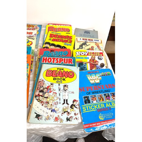 68 - Selection of vintage annuals, includes beano etc