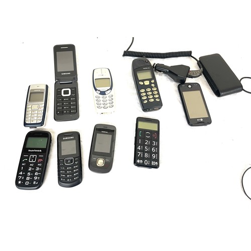 17 - Selection of Nokia and Samsung vintage and later mobile phones, all untested