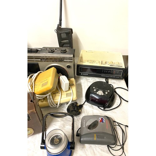 145 - Selection of vintage electrical to include Walkman WM-EX352, Radio etc, all untested