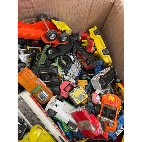 567 - Selection of vintage and later toy cars, to include Matchbox, Lesney, Corgi etc, played with conditi... 