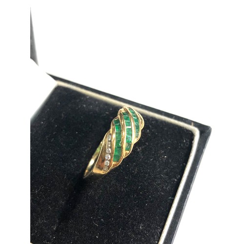 80 - 14ct gold diamond & emerald ring weight 2.2g