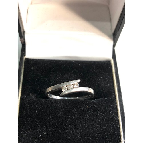90 - Platinum diamond trilogy ring weight 3.2g