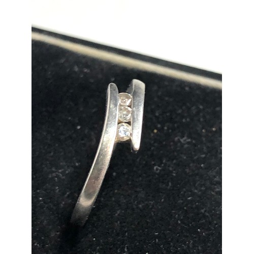 90 - Platinum diamond trilogy ring weight 3.2g