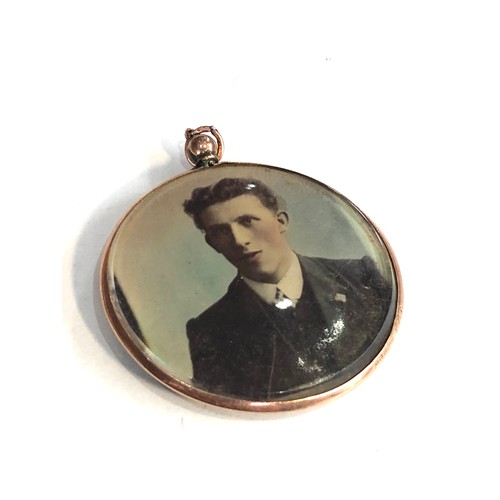 105 - Antique 9ct gold framed picture locket measures approx 4.2cm drop by 3.3cm wide weight 6.5g