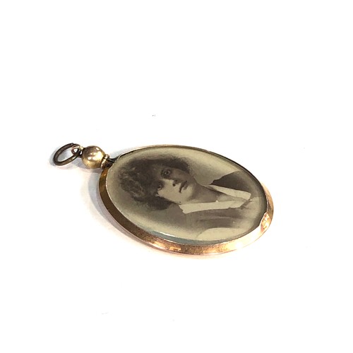 106 - Antique 9ct gold framed picture locket measures approx 4.2cm drop by 2.9cm wide weight 6.5g