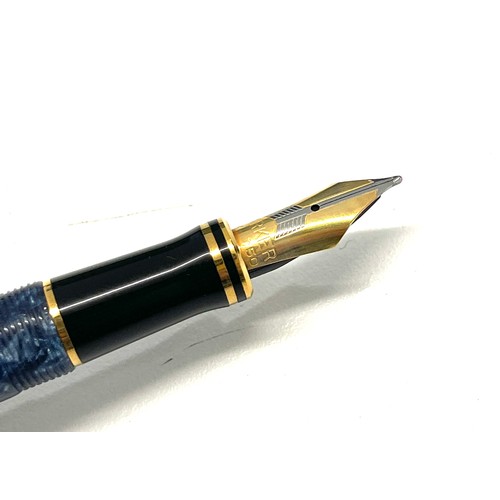 546 - Boxed Parker Duofold fountain pen, 18ct nib, never been used, blue marble effect.