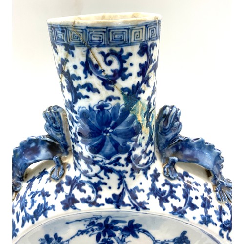 538 - Large Chinese blue and white moon vase, damage to top rim, measures approx height 18