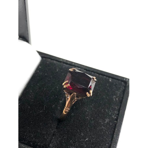 288 - Vintage 9ct gold red glass stone ring weight 2.2g