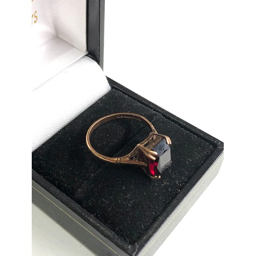 288 - Vintage 9ct gold red glass stone ring weight 2.2g