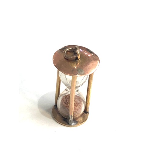 139 - 9ct gold antique working sand timer charm / pendant