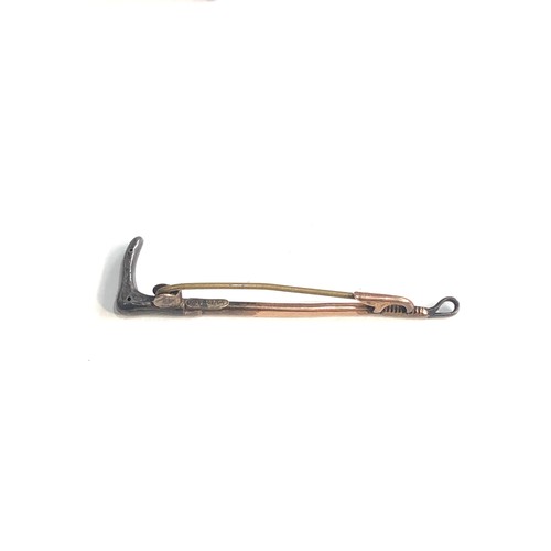 214 - 9ct gold riding crop bar brooch