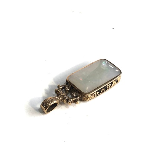 256 - 9ct gold hard stone & mother of pearl double side ornate pendant weight 11g