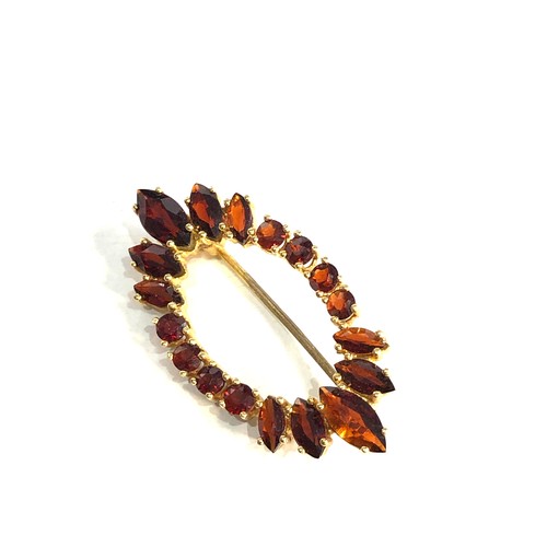 136 - 9ct gold garnet set brooch weight 3.3g