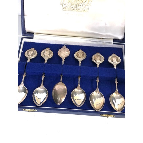 24 - Boxed set of 1947-1972 royal family spoons weight 190g