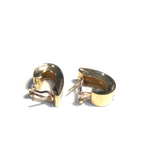 142 - 18ct gold enamel half hoop stud earrings weight 6.2g