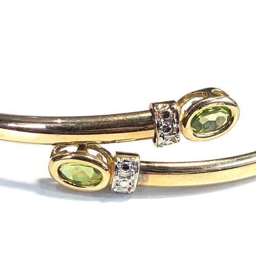 191 - 9ct gold peridot bypass torque bracelet weight 5.2g