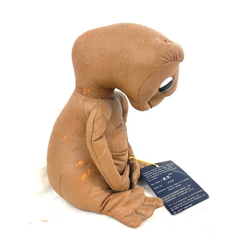 92 - 1982 Vintage Kamar E.T. Doll Pleather Universal City Studio, with original tag