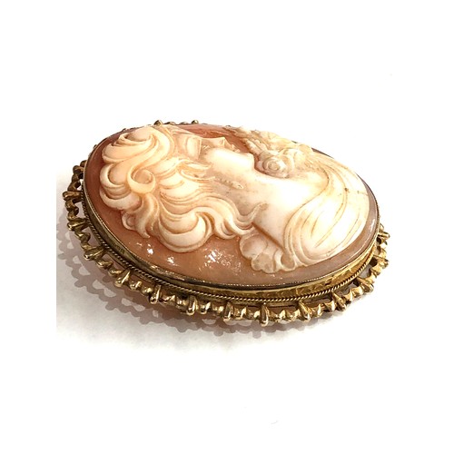 202 - Antique 9ct gold carved shell cameo brooch weight 15.9g