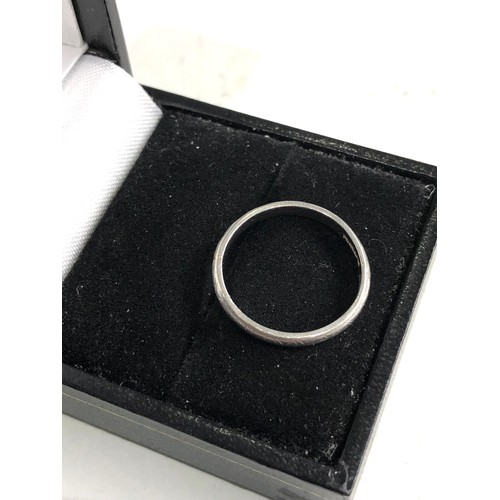 57 - Antique platinum band ring weigt 2.6g