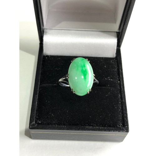 61 - Art deco 9ct white gold jade set ring weight 2.9g