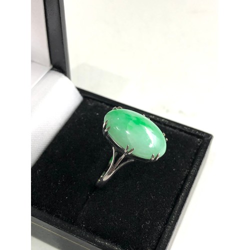 61 - Art deco 9ct white gold jade set ring weight 2.9g