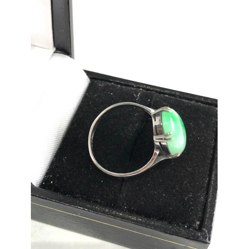 61 - Art deco 9ct white gold jade set ring weight 2.9g