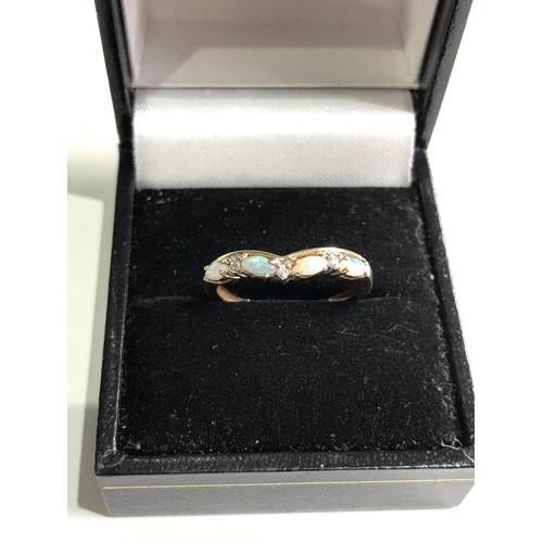 70 - 9ct gold opal ring weight 1.6g