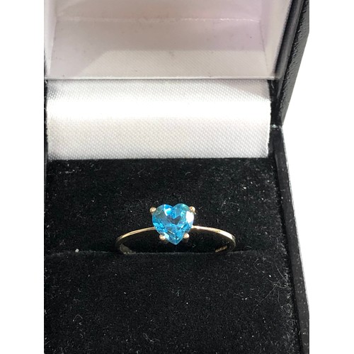 95 - 9ct gold heart topaz ring weight 1.2g