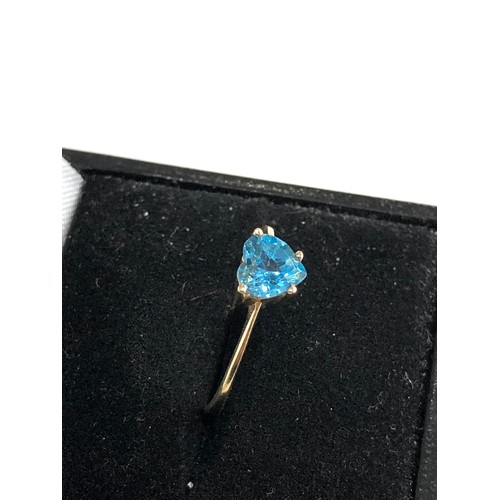 95 - 9ct gold heart topaz ring weight 1.2g